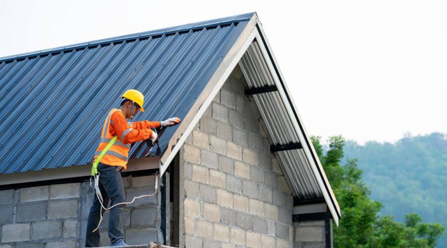 Professional gutter cleaning in Fonda, IA